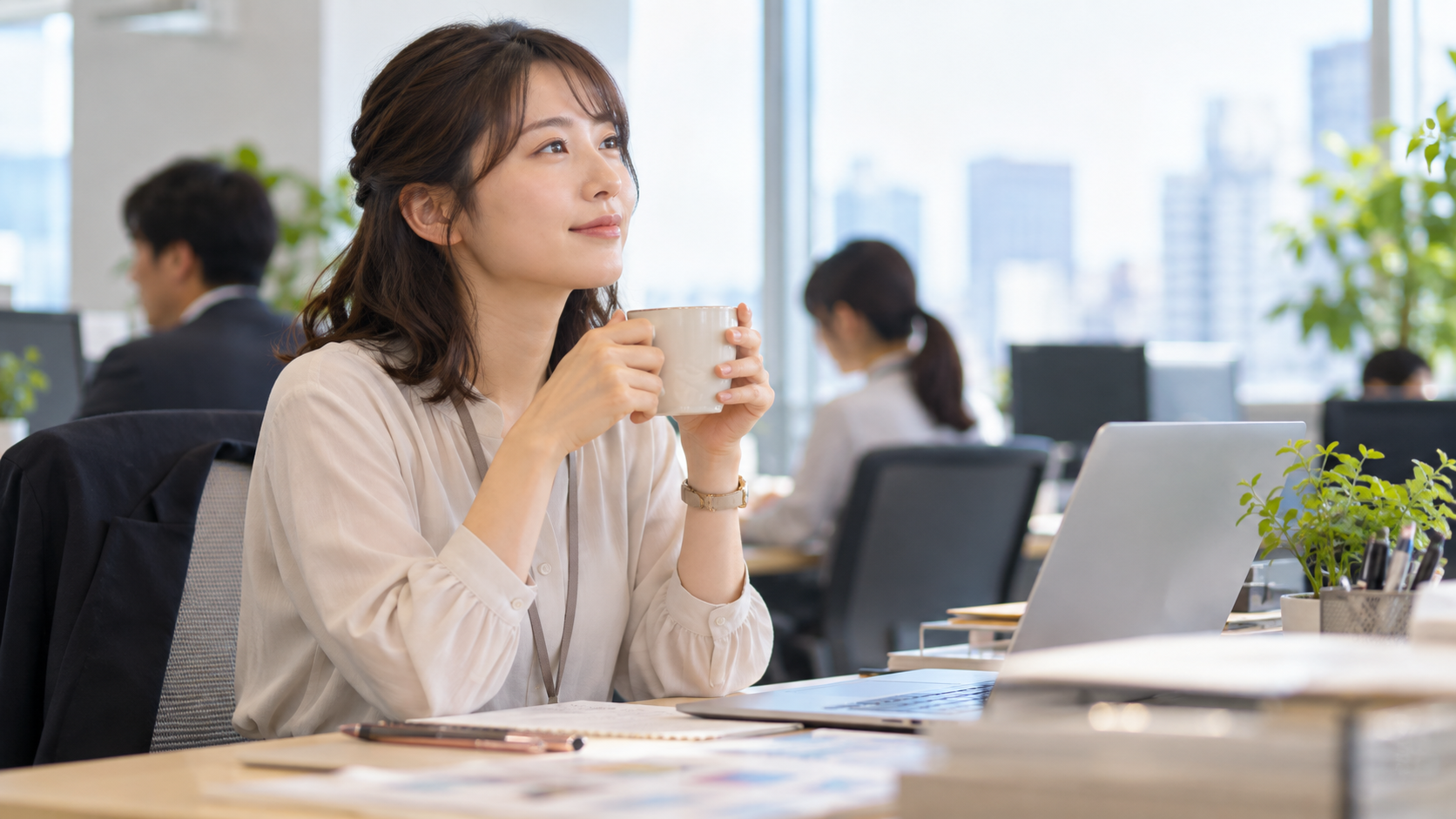 職場で休憩をとる女性従業員